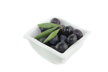 Olive nere in un coppino