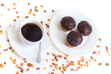шоколадные кексы маффины на белом блюдце с чашкой кофе