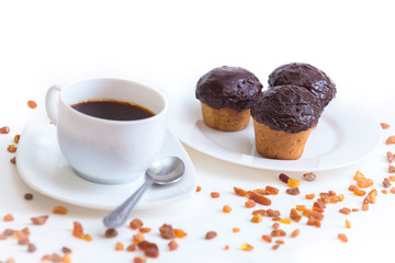 шоколадные кексы маффины на белом блюдце с чашкой кофе