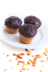 шоколадный банановый кекс маффин на белом блюдце