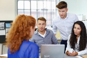 leute in einer besprechen hören einer kollegin zu