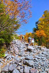 上高地　岳沢登山道を上る登山者