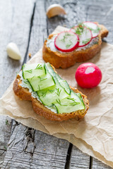 Radish and cucumber sandwich, ingredients