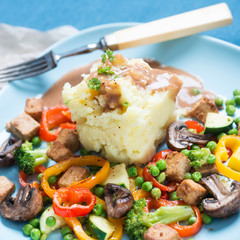 Tofu-Gemüsepfanne mit Kartoffelstampf, vegan 