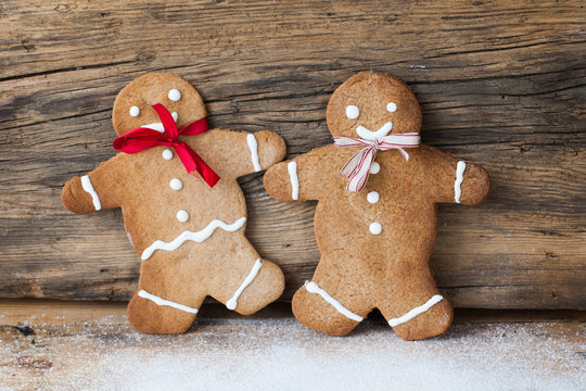 Gingerbread man, people on wood, suitable snow and winter
