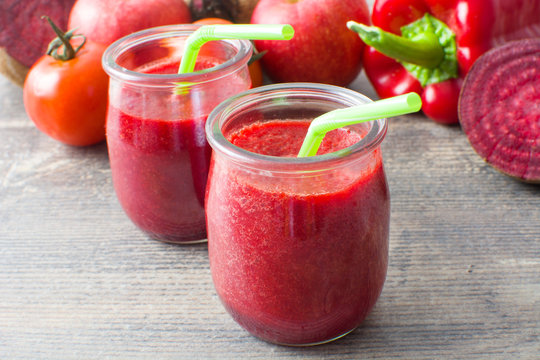 Red detox with beetroot, pepper,apple and tomato