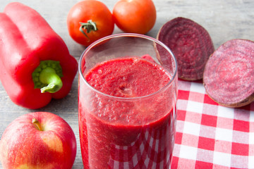 Red detox with beetroot, pepper,apple and tomato