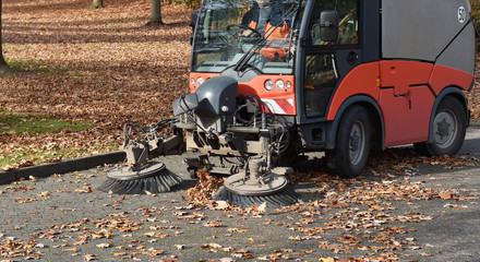 Kehrmaschine im Herbst