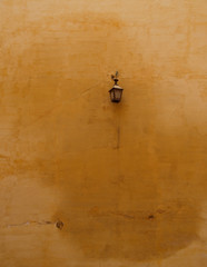 Fototapeta na wymiar Farolillo en pared con mancha de humedad
