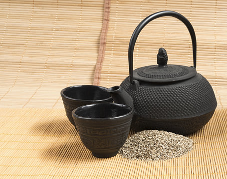 Black iron asian teapot and 2 black iron cups, vintage style.