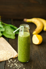 fresh detox green smoothie with spinach and outmeal