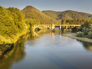 Fototapeta na wymiar Rio Nalón en Pravia. Asturias