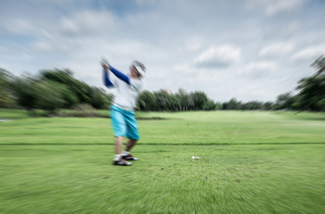 Obraz premium Motion blur golfer swinging driver club