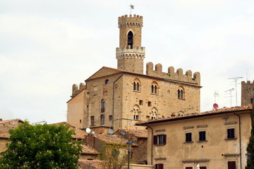 Fototapeta na wymiar Turm in Voltera, Italien