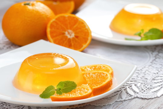 Fruit jelly with fresh oranges