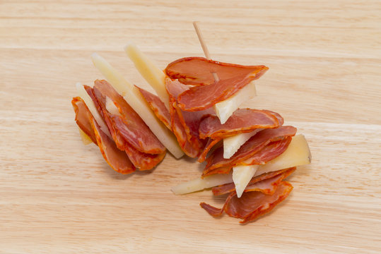 Pincho de lomo ib&eacute;rico con queso.