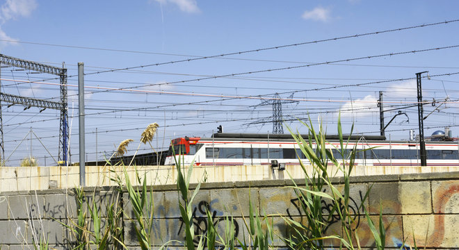 Trenes cables y catenaria en Barcelona