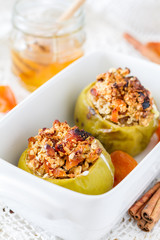 Staffed apples with oatmeal and dried apricot, honey
