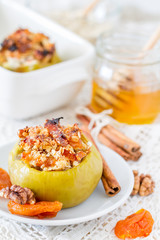 Staffed apples with oatmeal and dried apricot, honey