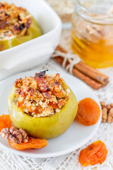 Staffed apples with oatmeal and dried apricot, honey