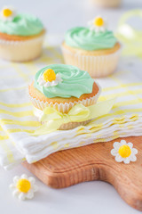 Spring cupcakes with flowers