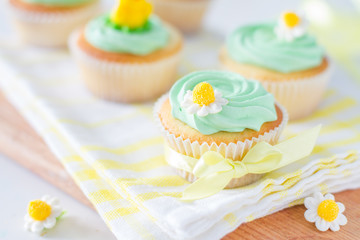 Spring cupcakes with flowers
