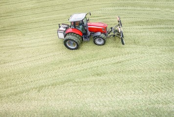 Luftbild eines Traktors beim verdichten des Maishaufens
