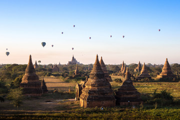 Groupe de temples de Bagan avec un groupe de montgolfières à l'horizon