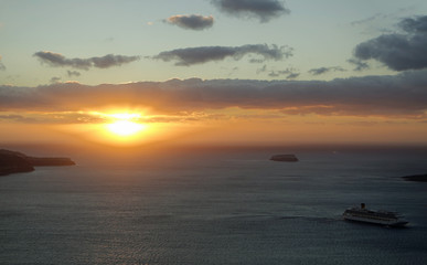 Fototapeta premium view of volcan caldera in athinios on santorini