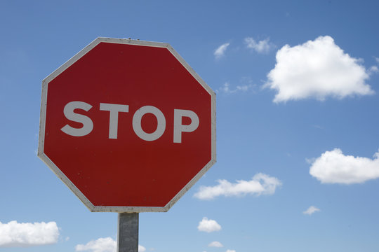 se&ntilde;al de Stop con fondo azul
