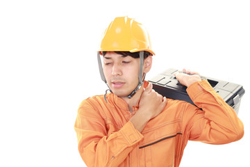 肩痛を訴える疲れた男性