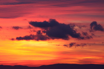 Fototapeta na wymiar Wolke vor rotem Himmel bei Sonnenuntergang