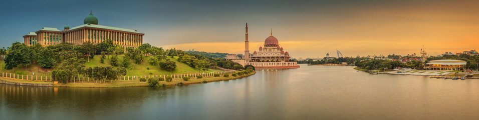 Zonsondergang boven de Putrajaya-moskee en het panorama van Kuala Lumpur