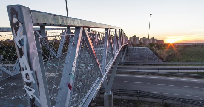 lapso de tiempo / puesta de sol y anochecer desde puente abandonado en Loranca,Fuenlabrada,Madrid,Espa&ntilde;a,cine 4k