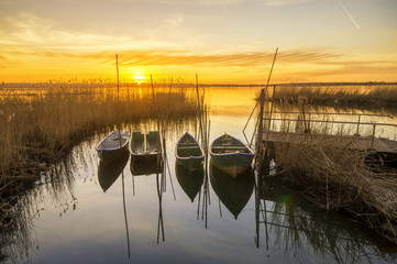 Zachód słońca nad przystanią rybacką © Mike Mareen