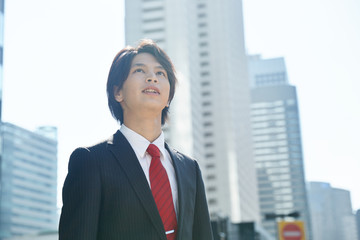Fototapeta premium 屋外のビジネスマン