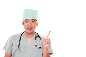 指示する笑顔の医師