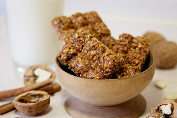 Nuts-and-honey bar with milk