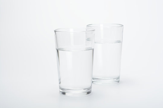 Dos vasos con agua