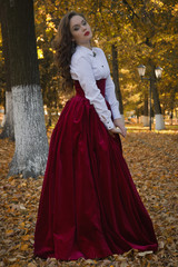 Obraz na płótnie Canvas Woman dressed in a retro-style on the autumn alley