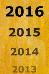 2013 2014 2015 2016 auf gelber Mauer