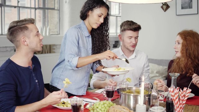 freunde essen zusammen zu hause
