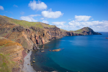 Fototapeta na wymiar Steilküste am Ponta do Furado