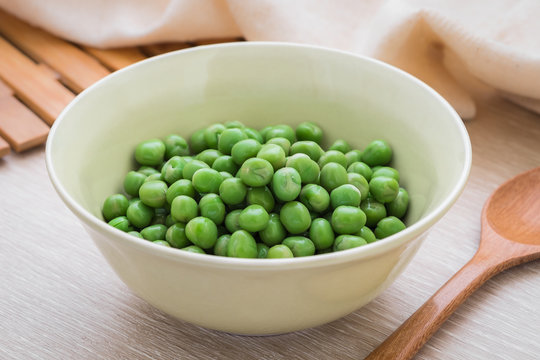 Green peas in bowl