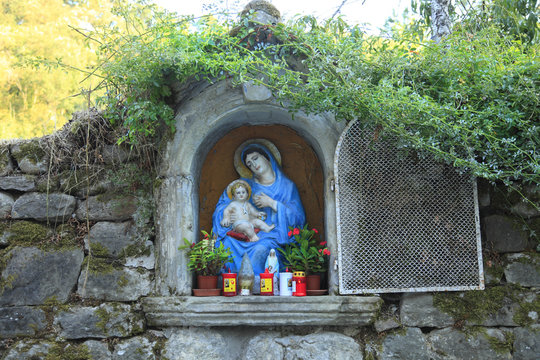 Toscana,Arezzo,Strada in Casentino, un tabernacolo.