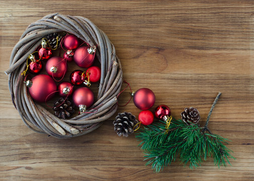 Corona r&uacute;stica con bolas navide&ntilde;as