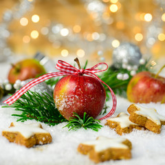 Weihnachtskarte mit Äpfeln und Keksen