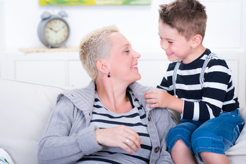 mutter tobt mit ihrem sohn