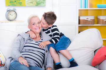 Obraz premium kind küsst und umarmt seine mutter