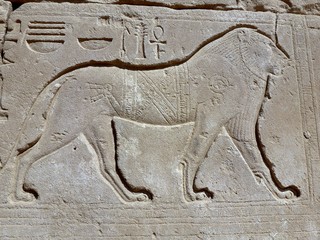 Лев на стене Карнакского храма